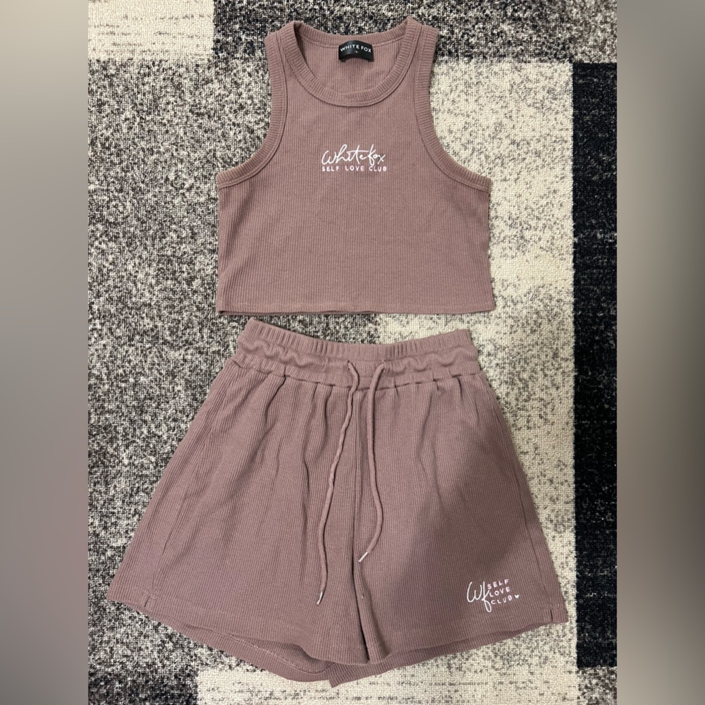 White fox boutique lounge set. Bottoms size xs, top size s. Sold together